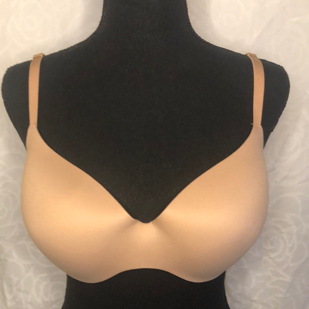 INCREDIBLE BY VICTORIA’S SECRET tan softly padded bra. Size 34 DD.
